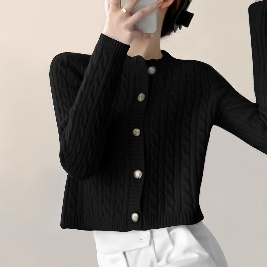 Kvinders chunky strikket cardigan med knaplukning og smuk kabelmønster Stilla