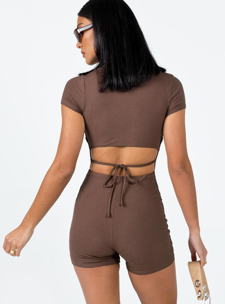 Dame figursyet jumpsuit med firkantet udskæring og kort ærme Skovae