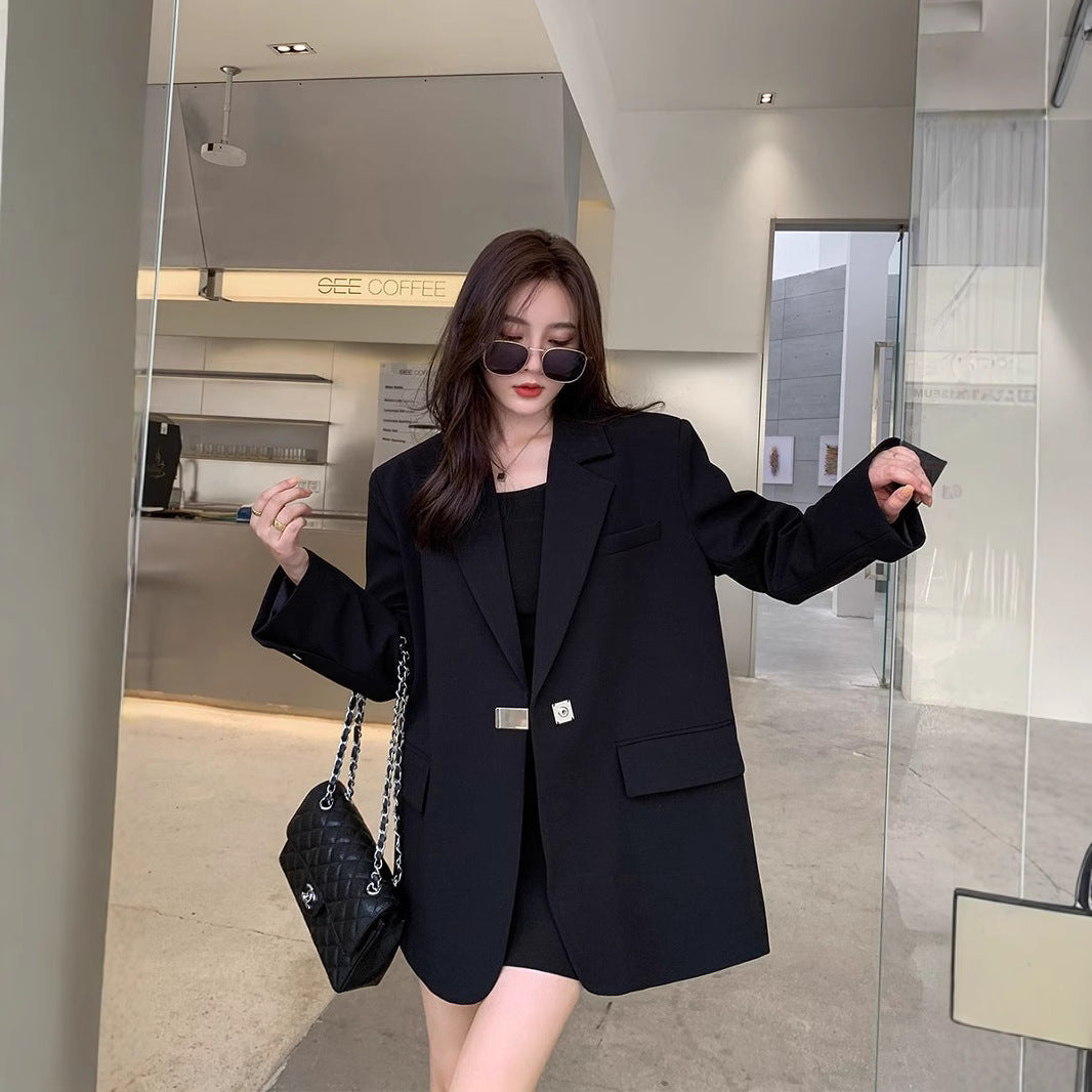 Kvinderne fashionable oversized blazer med elegant snit og dekorativt smykke element Stilla