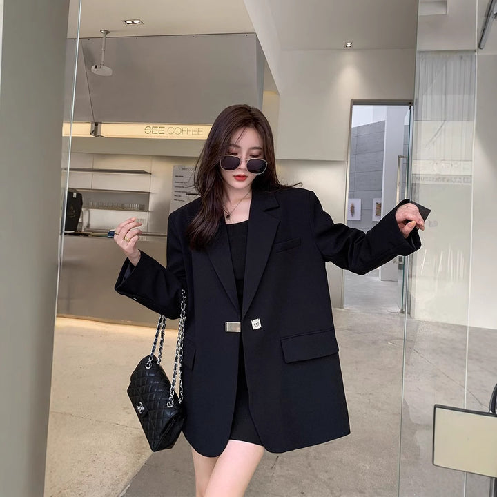 Kvinderne fashionable oversized blazer med elegant snit og dekorativt smykke element Stilla