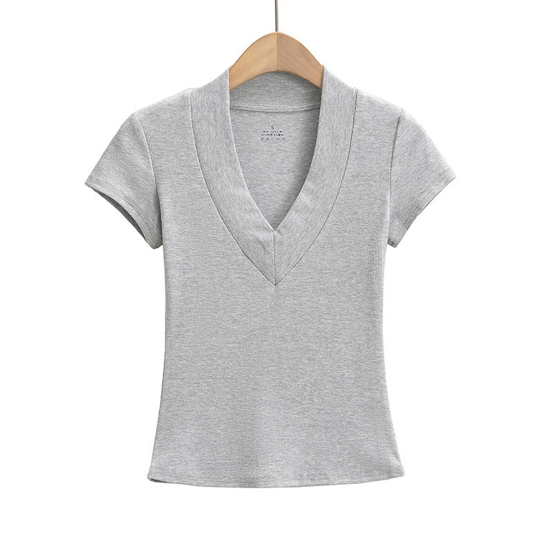 Dame T-shirt med dyb V-udskæring og moderne snit Stilla