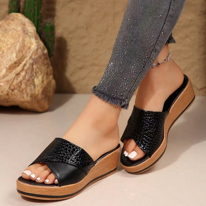 Dame Wedge-pantoletten med elegante korkdetaljer og skridsikker bund Stilla