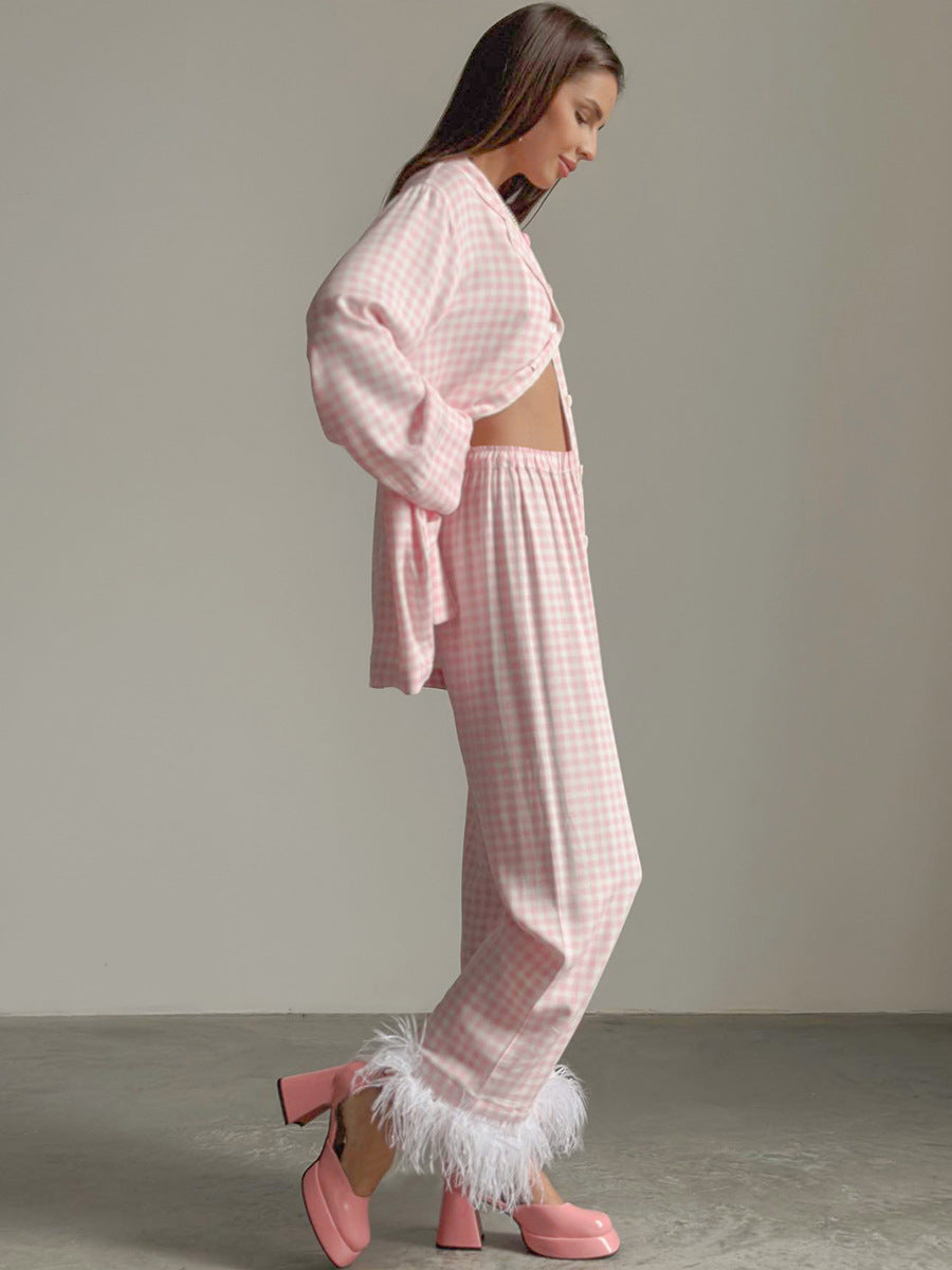 Dame pyjamasæt med ternet design og luksuriøs fjerudsmykning Stilla
