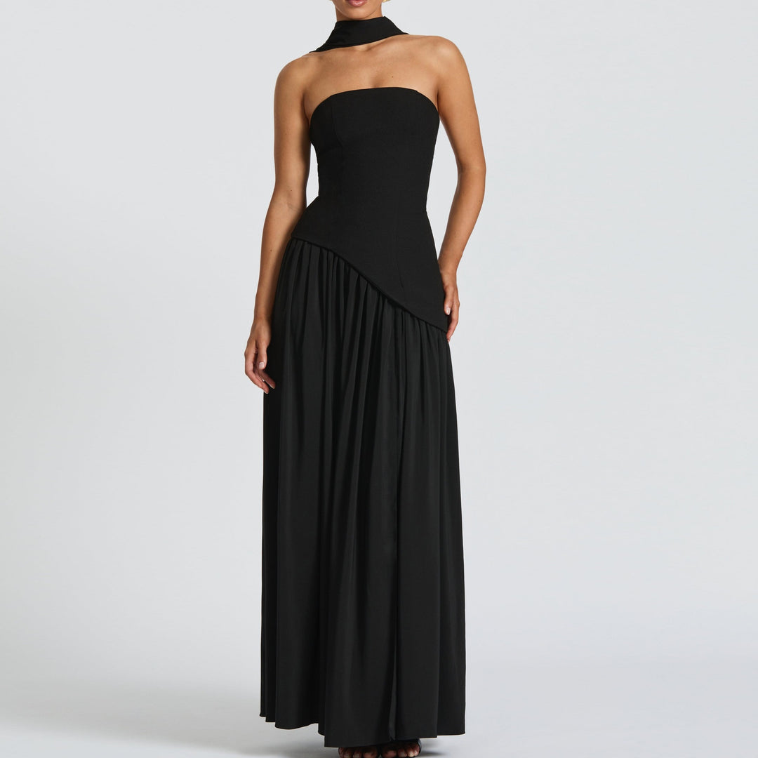 Dame Maxi-kjole med elegant off-shoulder design og asymmetrisk snit Skovae
