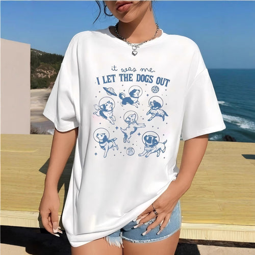 Dame T-shirt med kreativ hundedesign og afslappet snit Skovae