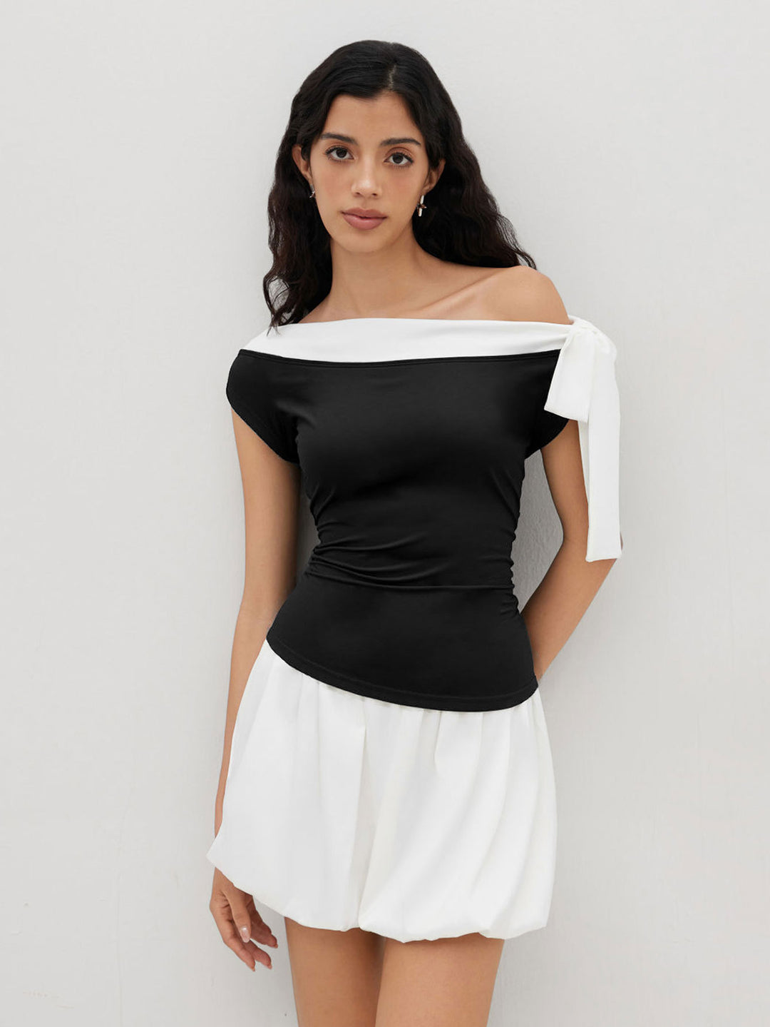 Kvindetop med off-shoulder design og legesyg sløjfe lukning Stilla