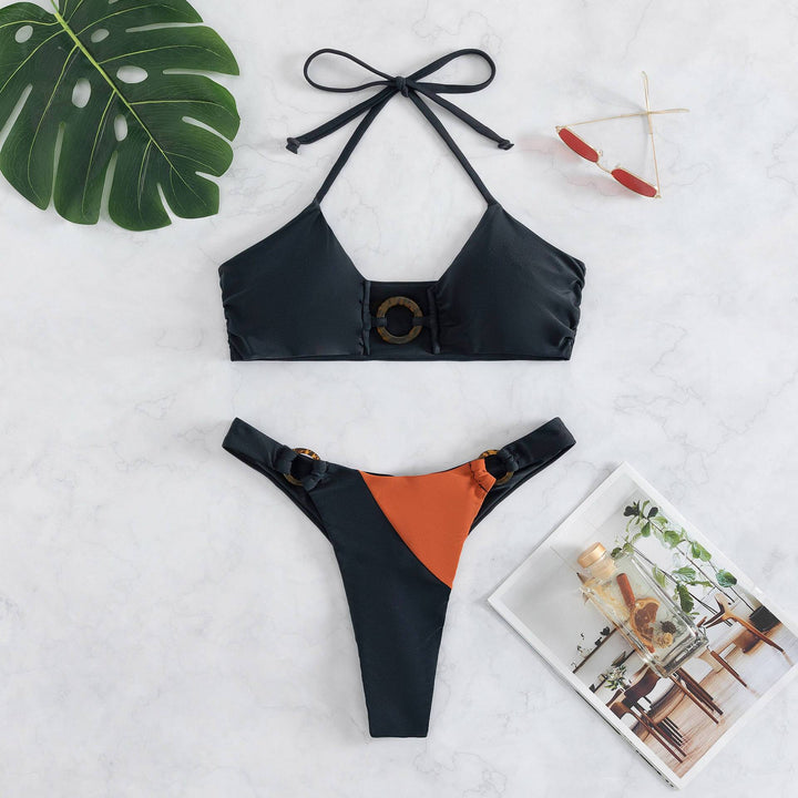 Dame bikini-sæt med moderne haltertop og elegante spændelementer Stilla