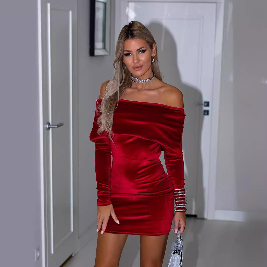 Dame Off-Shoulder Minikjole lavet af luksuriøs velourstof med glamourøse accenter Stilla
