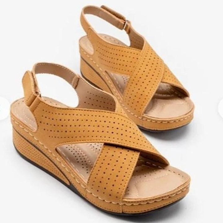 Dame Wedge-sandaletter med perforerede detaljer og justerbar rem Stilla