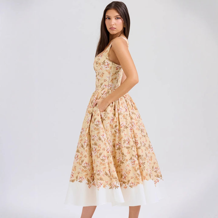 Dame Midikjole i vintage-stil med blomstertryk og svajende skørt Stilla
