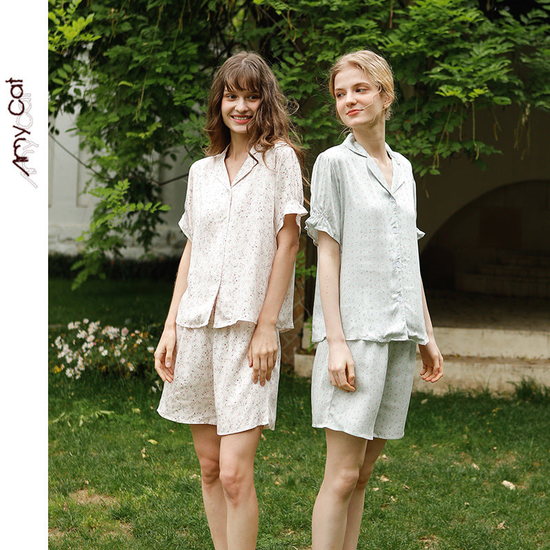 Dame Satin Pyjamasæt med floral design og elegant knaplukning Stilla