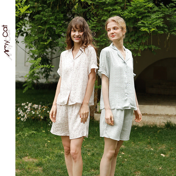 Dame Satin Pyjamasæt med floral design og elegant knaplukning Stilla