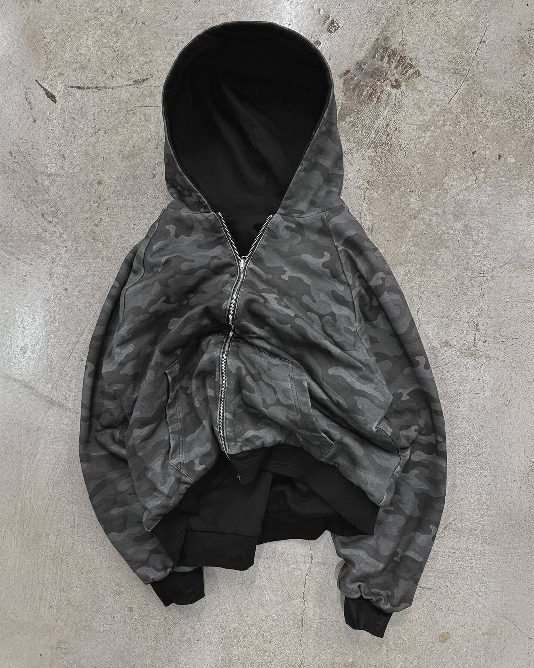Kvinders hættejakke i moderne camouflage-design Stilla