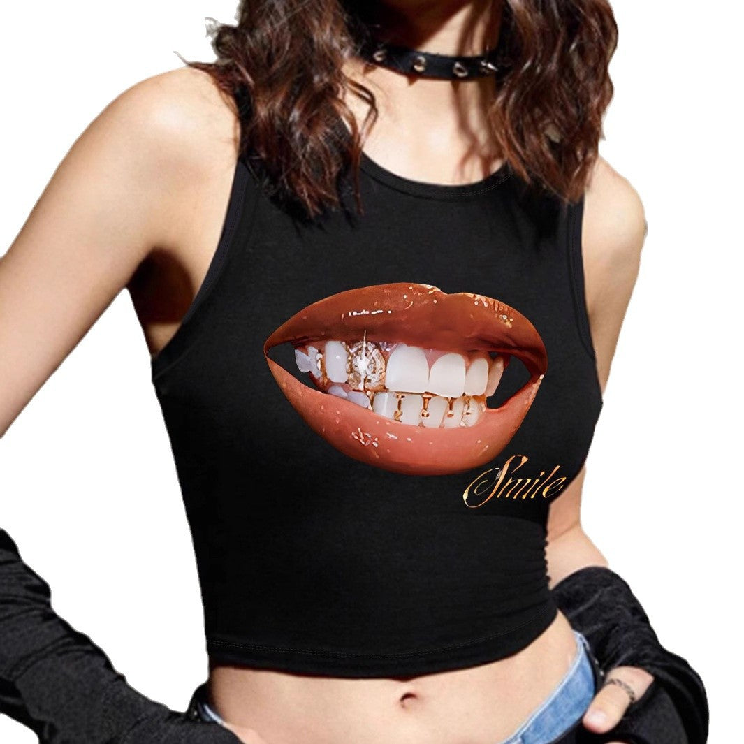 Dame Crop-Top med modigt statement-tryk Skovae