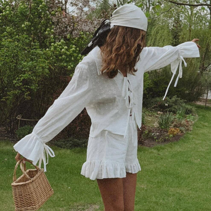 Dame Elegant skåret sommertop med flæsedetaljer og shorts Stilla