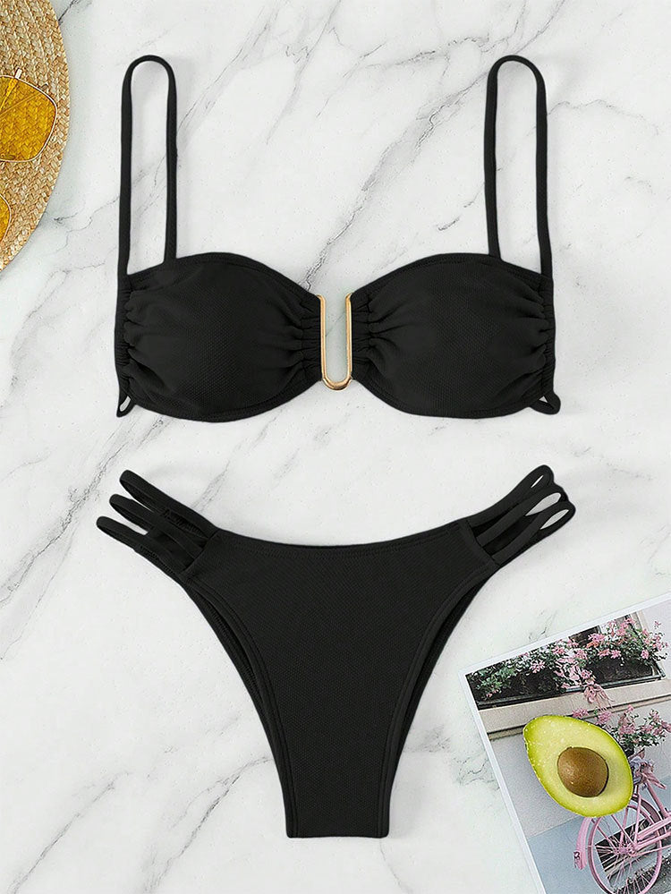 Dame bikini sæt med moderne rækkedetaljer og elegant gyldent accent Skovae
