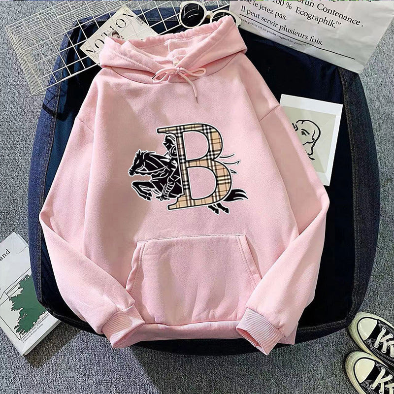 Dame hoodie med et stilfuldt hestemotiv og luksuriøs skrifttype Skovae