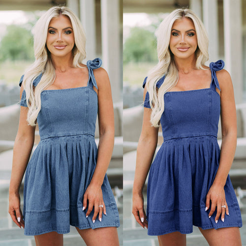 Dame jeanskjole med flæsedetaljer og søde sløjfer stil
