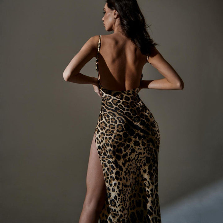 Dame maxikjole med elegant leopardmønster og højt split Stilla