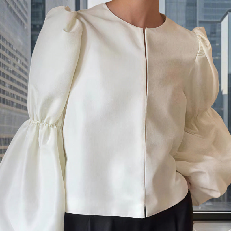 Damebluse med voluminøse ærmer og elegant snit Stilla