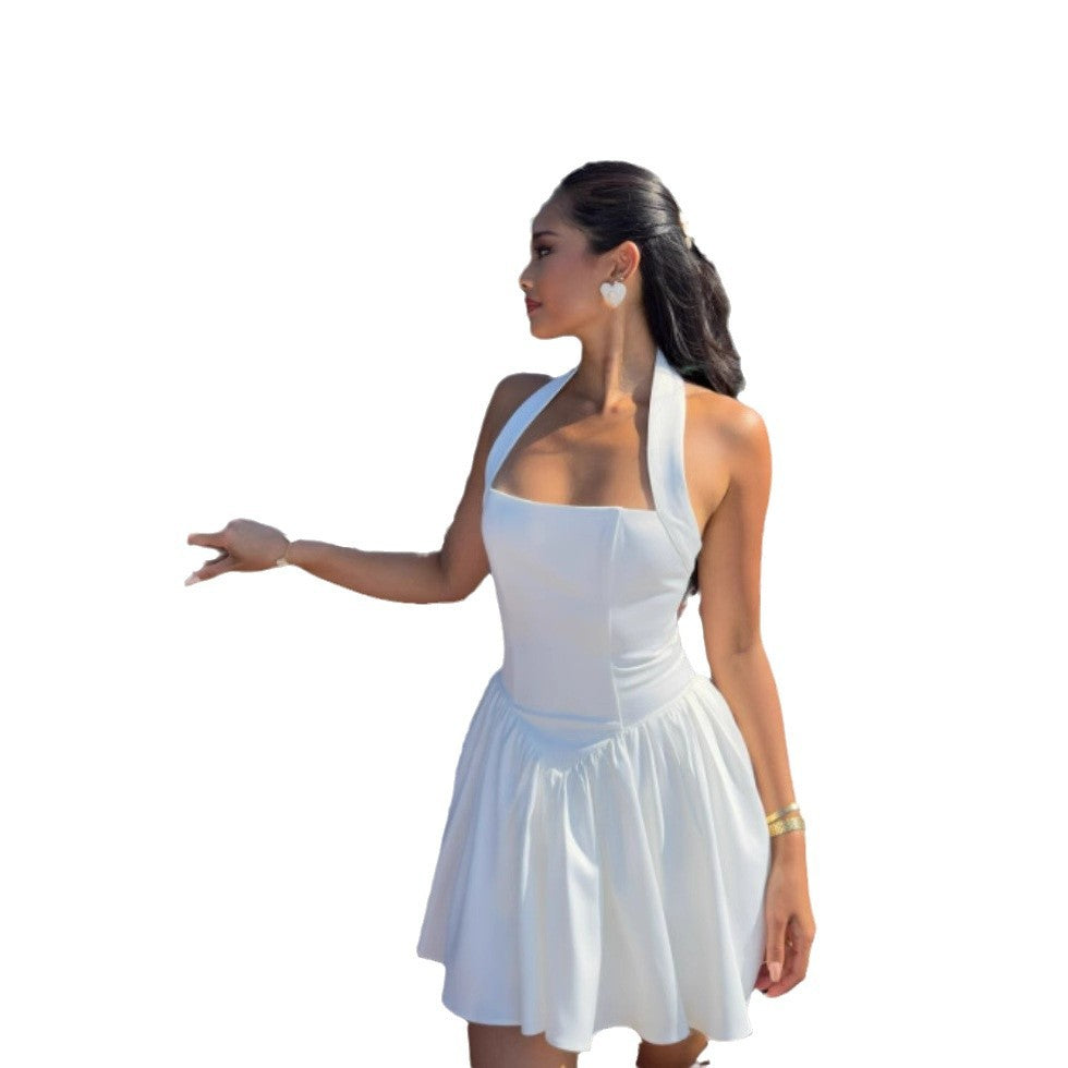 Dame cocktailkjole med off-shoulder design og elegant volangkant Stilla