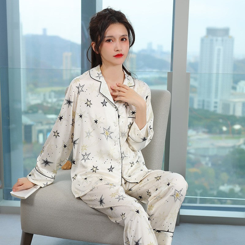 Dame Satin Pyjamasæt med elegante kontrastsyninger og løs pasform Stilla