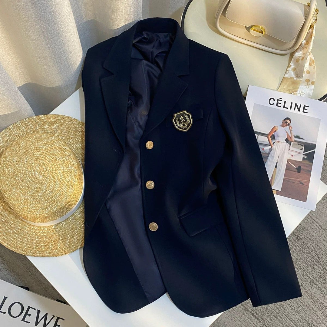 Damernes elegante blazer med gyldne knapper og emblem Stilla