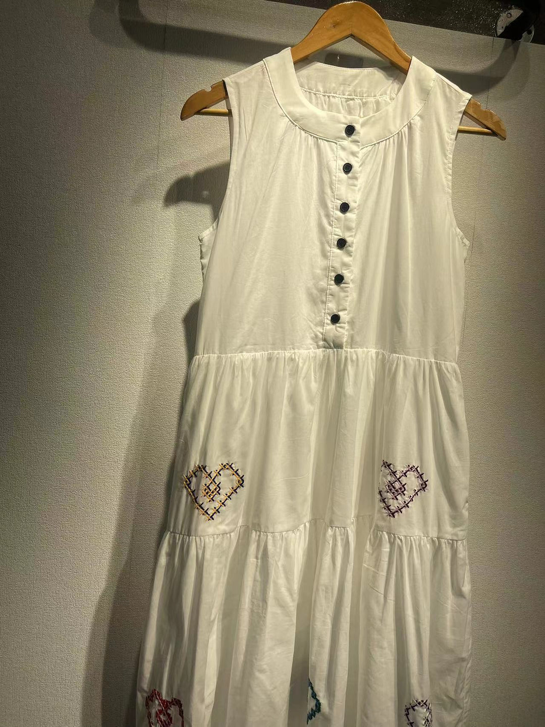 Dame casual kjole med knapstolpe og hjertebroderier Stilla