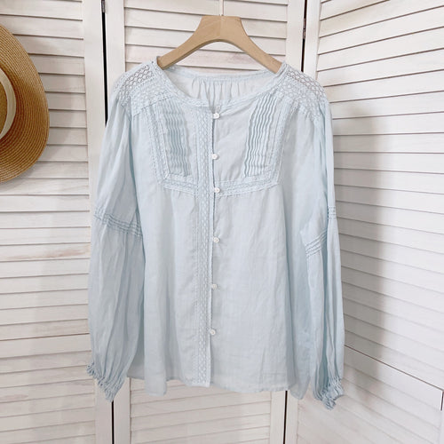 Femme Elegante Knap-Bluse med Struktureret Detalje Stilla