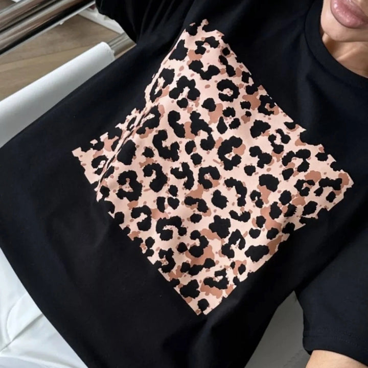 Dame T-shirt med trendy leopardmønster og afslappet snit Stilla