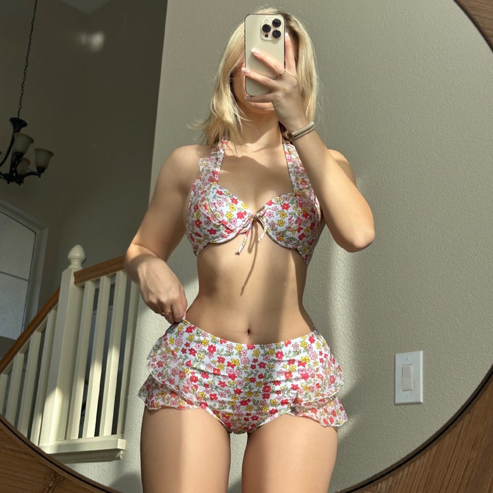 Dame bikini-sæt med legende floral-design og løst flæse-snit Stilla