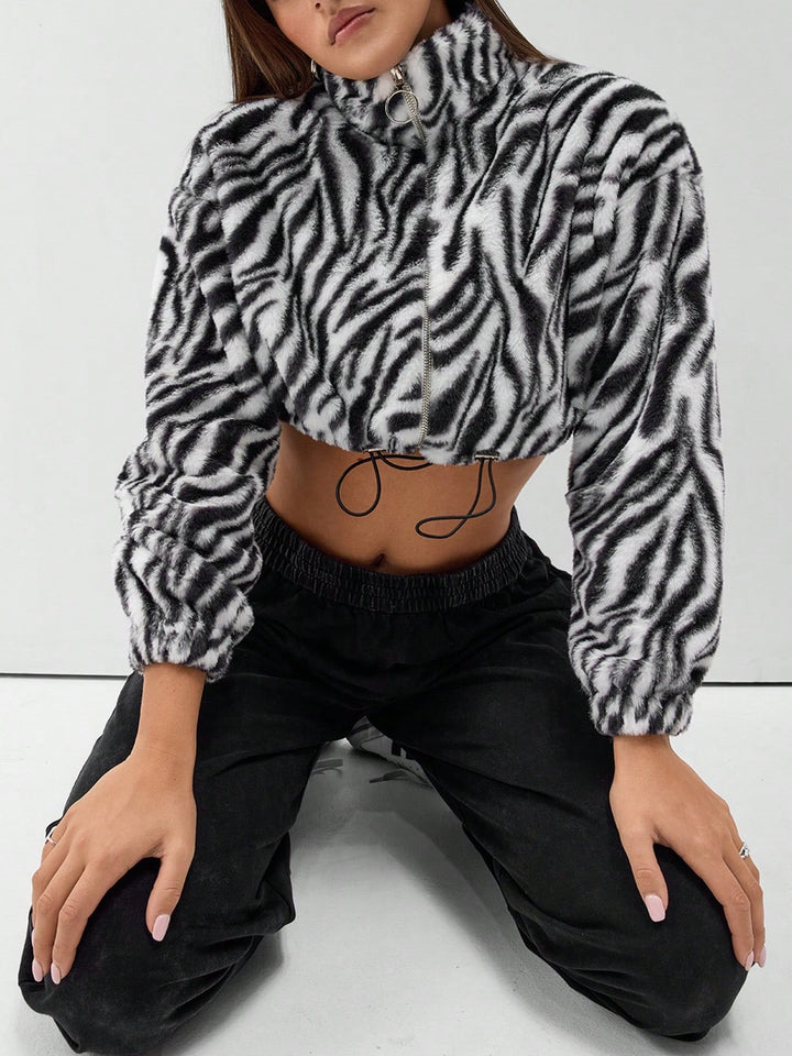 Kvindernes cropped fleecejakke med moderne zebra design og elastiske manchetter Stilla