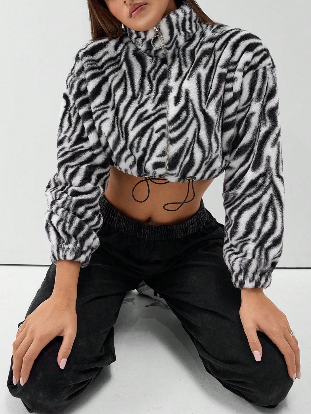 Kvinder cropped fleecejakke med moderne zebra design og elastiske manchetter Stilla