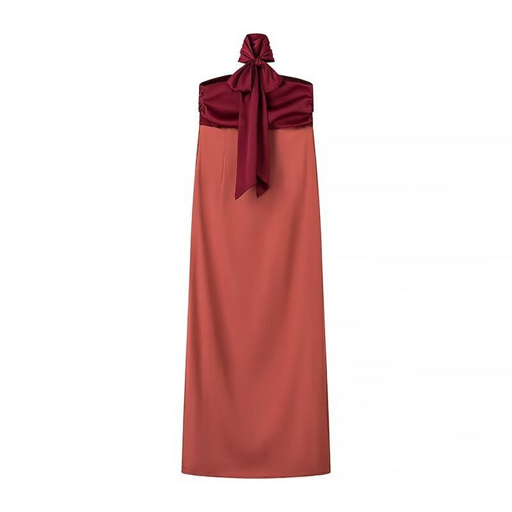 Dame Maxikjole med legende halterneck og elegant ruffle-detalje Stilla