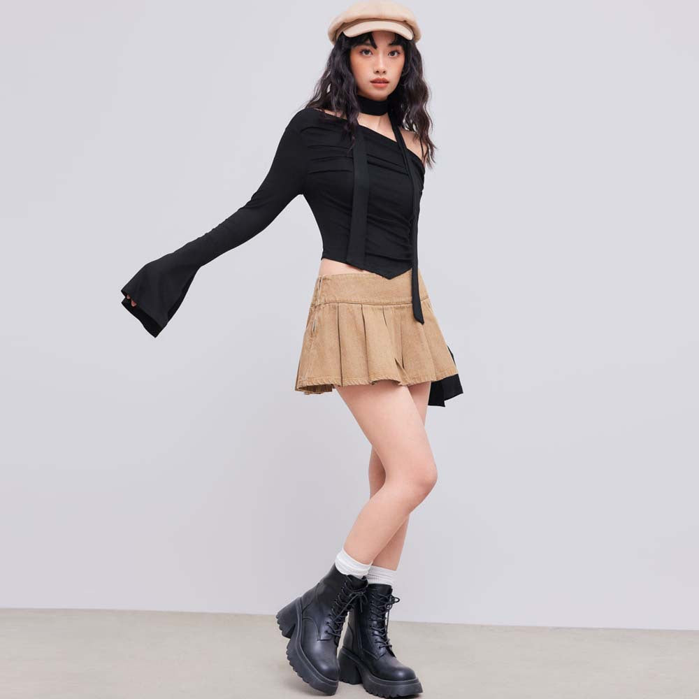 Kvinders crop top med asymmetrisk halterneck-design og elegant drapering Stilla