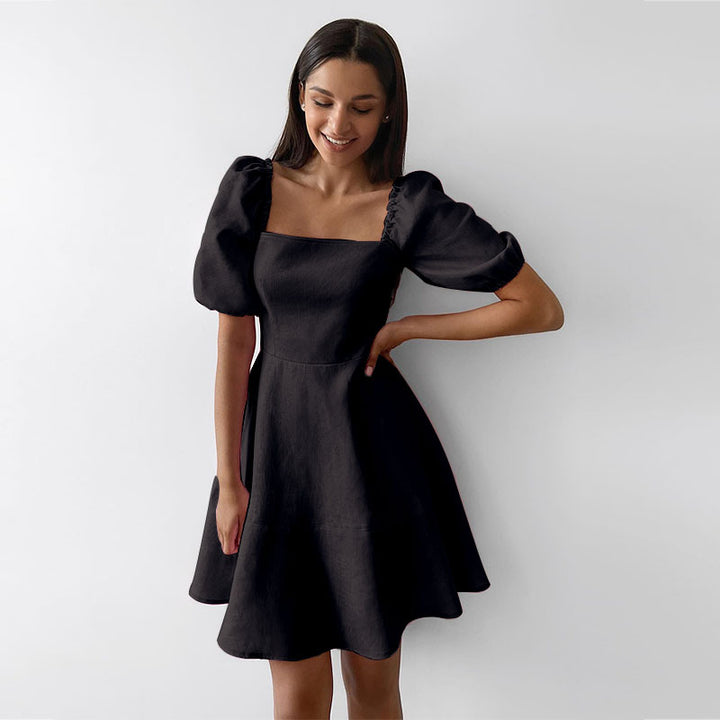 Dame sommerkjole med elegante puffærmer og A-linje silhuet Stilla