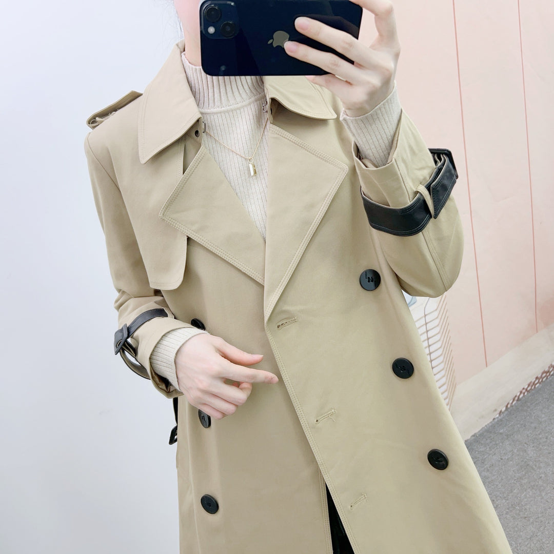 Dame trenchcoat med dobbelt knaplukning og moderigtige revers Stilla