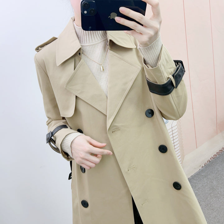 Dame trenchcoat med dobbelt knaplukning og moderigtige revers Stilla