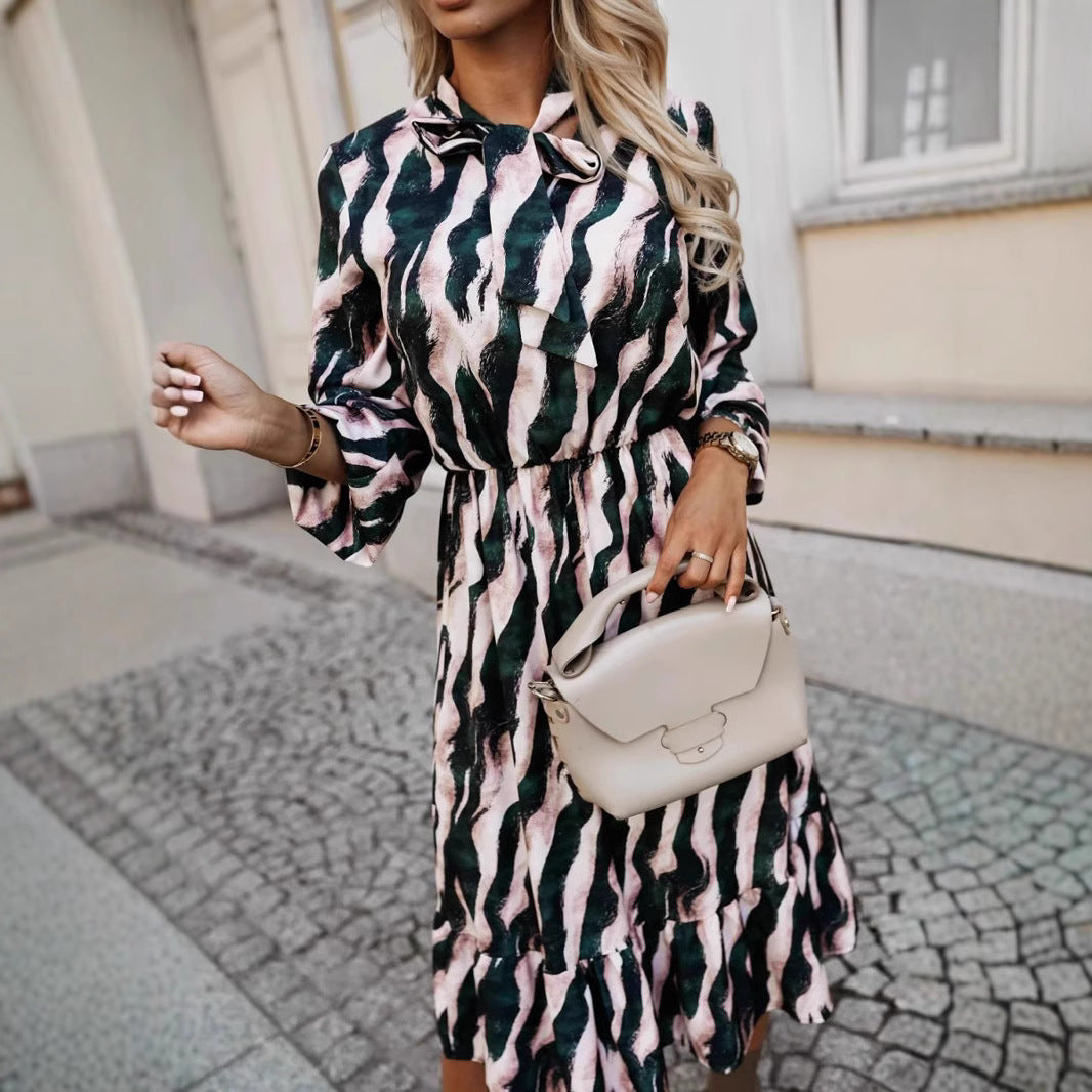 Damekjole med elegant bindebånd og moderigtigt bølgemønster Stilla