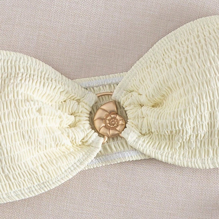 Dame bandeau-bikini med ruffle detaljer og moderne smykke accent Skovae