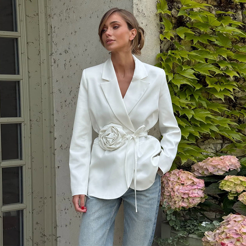 Dame elegant blazer med blomsterbælte i taljen og klassisk snit Stilla
