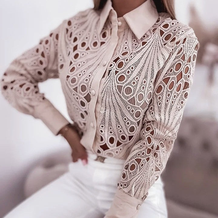 Damer elegant bluse med kunstnerisk hulmønster og stilfuld krave Stilla