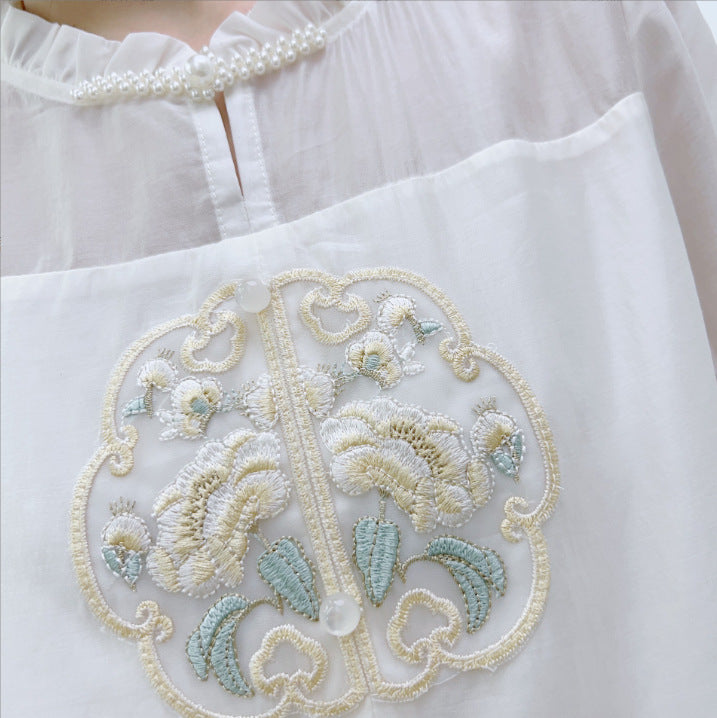 Damebluse med blomsterbroderi og dekorative perledetaljer Stilla