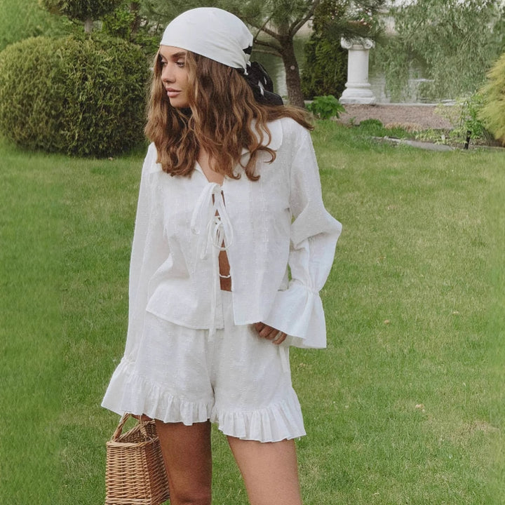 Dame Elegant skåret sommertop med flæsedetaljer og shorts Stilla