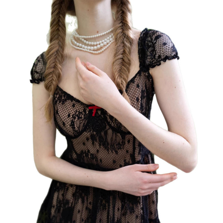 Damen Spitzenkleid mit verspielten Rüschendetails und transparentem Design Skovae