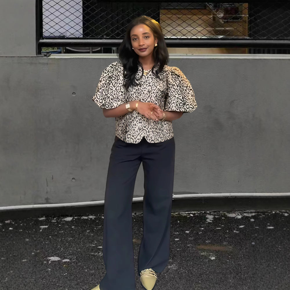 Damebluse med voluminøse puffærmer og leopardmønster Stilla