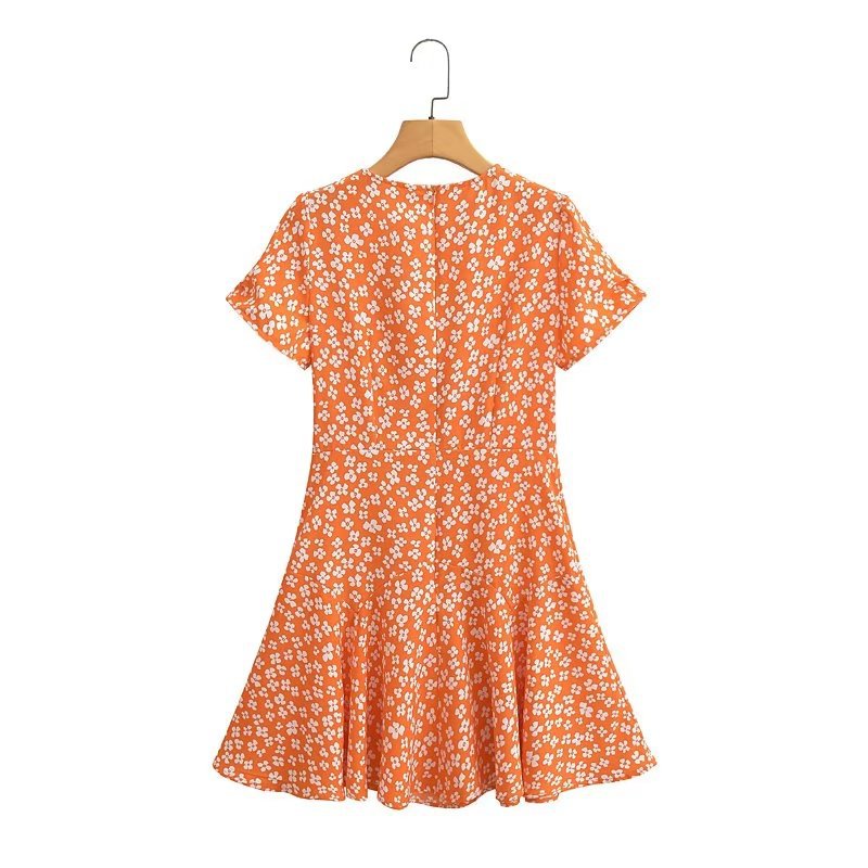 Dame sommerkjole med blomsterprint i elegant snit Stilla
