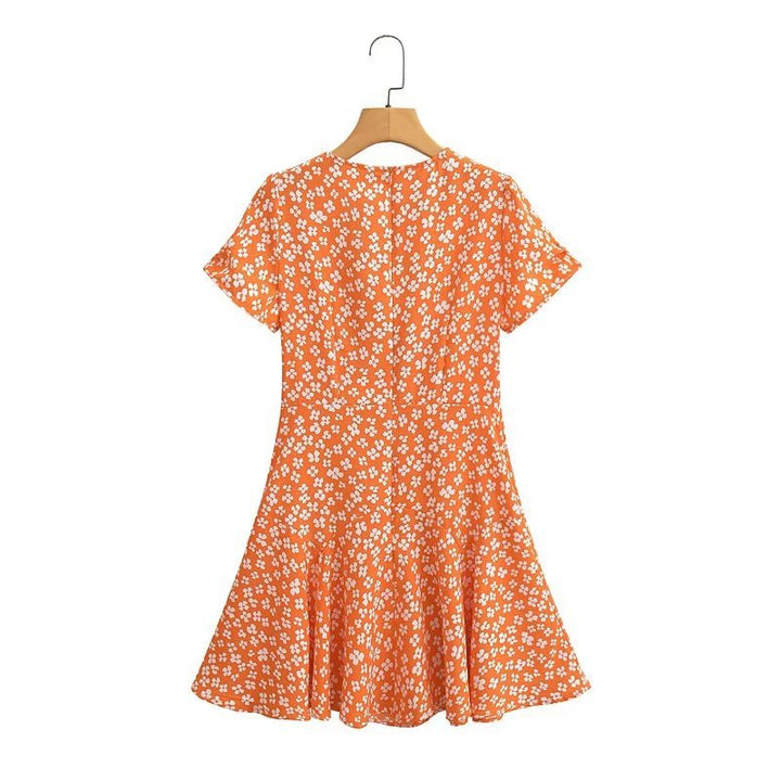 Dame sommerkjole med blomsterprint i elegant snit Stilla