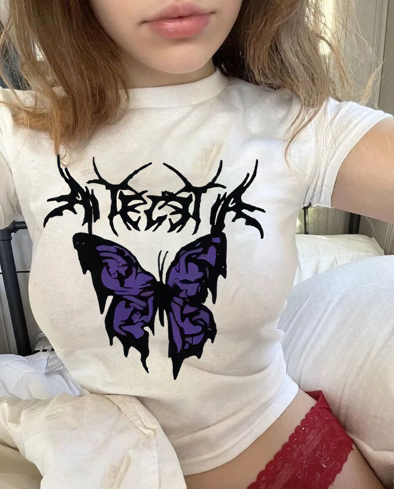 Dame Crop-T-shirt med individuelt motorcykelmotiv og elegant skrift Skovae