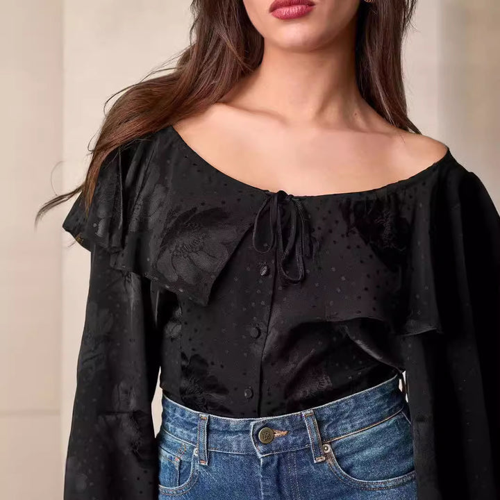 Damebluse med voluminøse flæsedetaljer og elegant V-hals Stilla